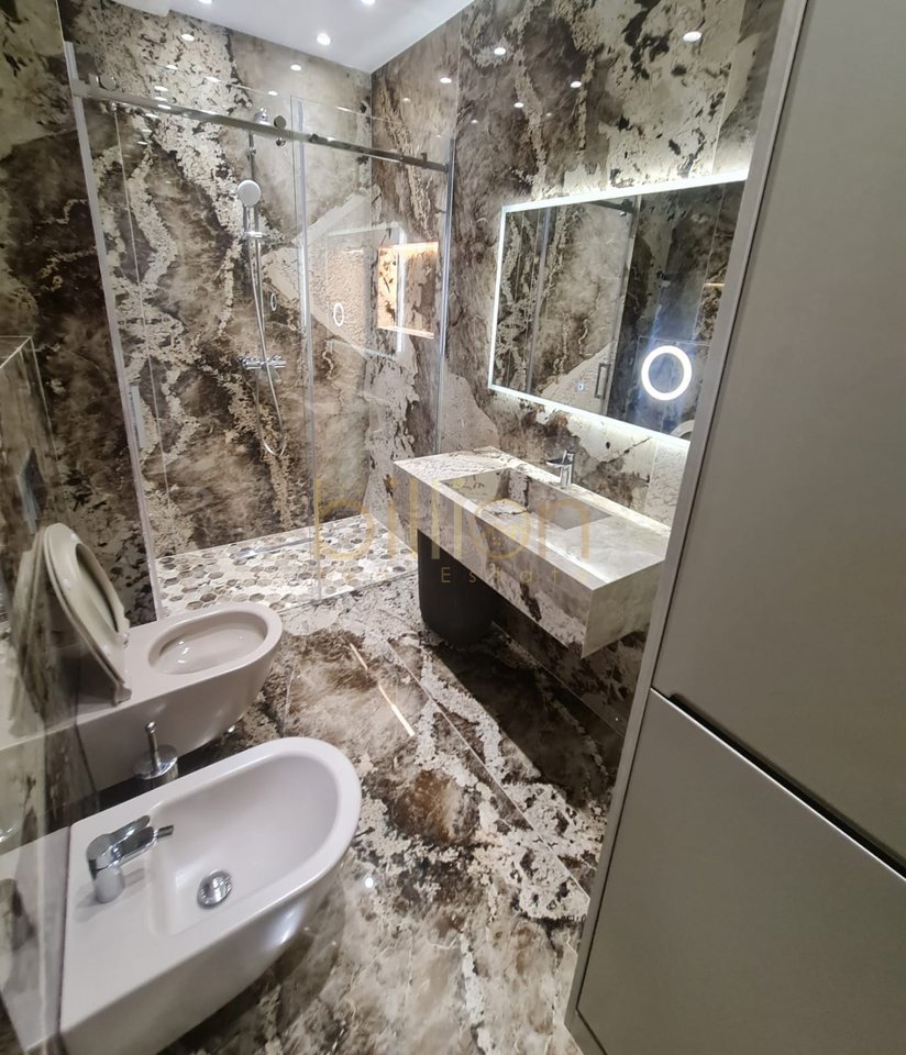 APARTAMENT 1+1 ME QIRA TEK LIQENIT ARTIFICIAL – ME POST PARKIM TË PËRFSHIRË