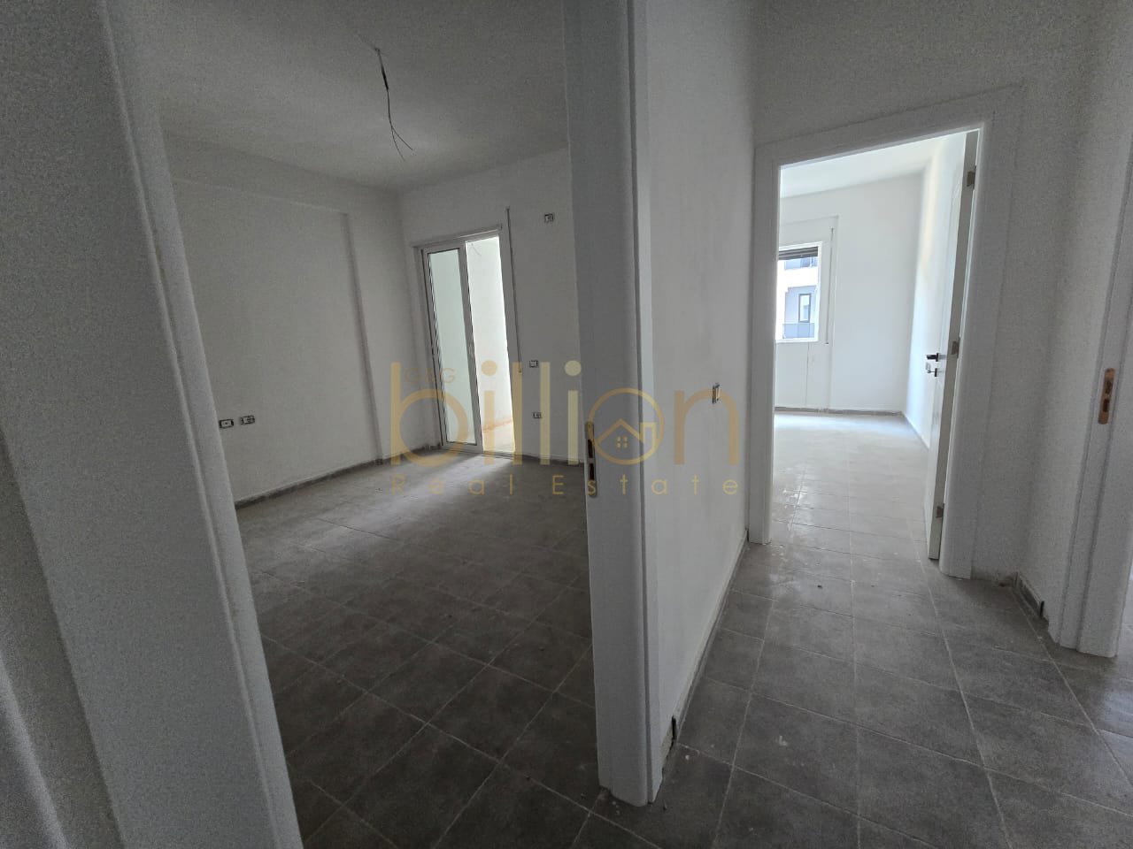 SHITET APARTAMENT 2+1 ME POST PARKIMI - VLORE