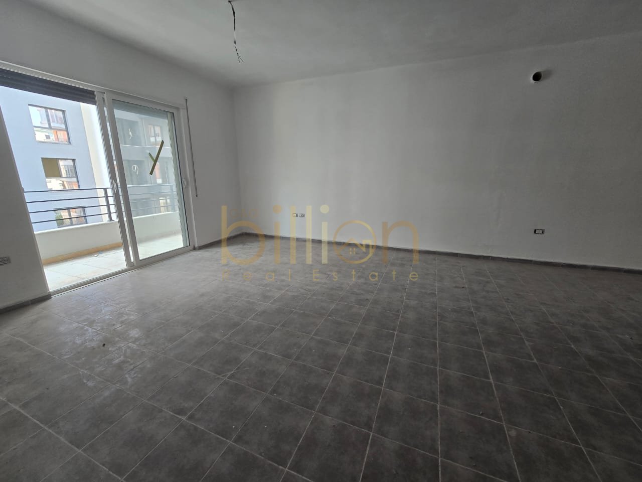 SHITET APARTAMENT 2+1 ME POST PARKIMI - VLORE