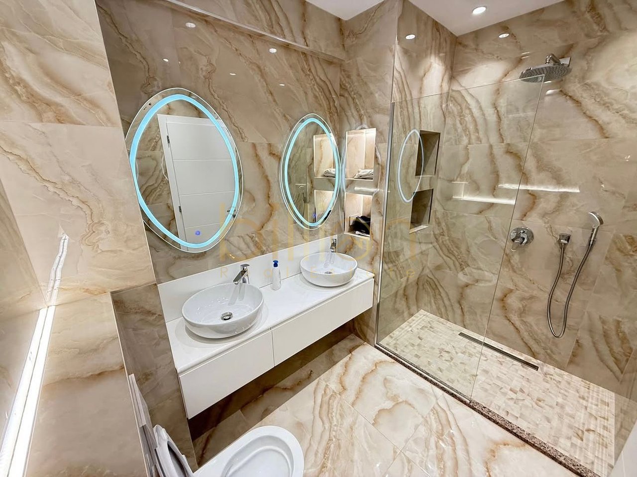 JEPET ME QIRA APARTMANET 2+1+2 TEK LIQENI I THATE