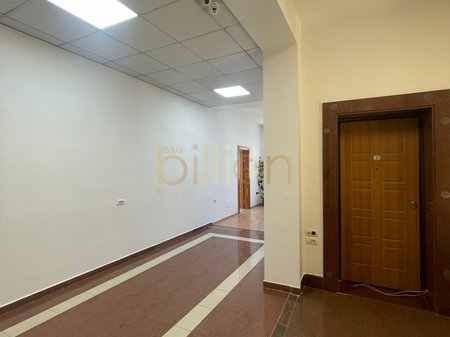 AMBIENT KOMERCIAL ME QIRA TEK BULEVARDI DESHMORET E KOMBIT