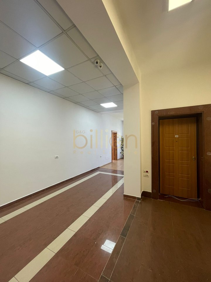 AMBIENT KOMERCIAL ME QIRA TEK BULEVARDI DESHMORET E KOMBIT