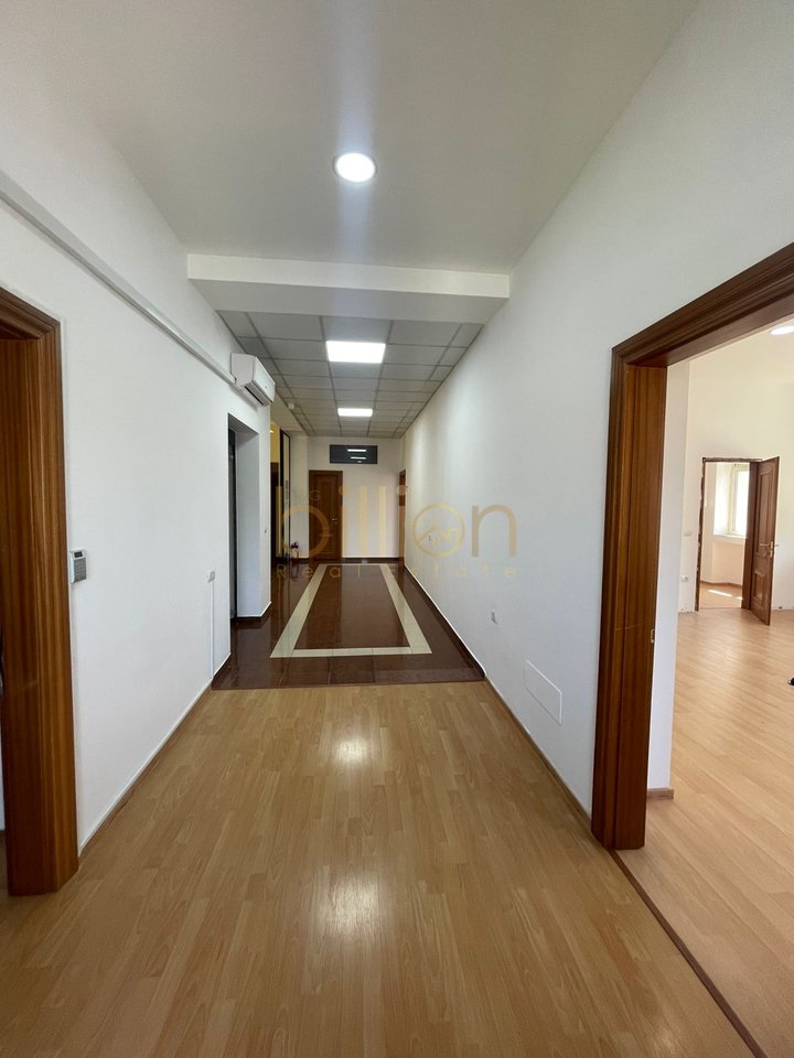 AMBIENT KOMERCIAL ME QIRA TEK BULEVARDI DESHMORET E KOMBIT