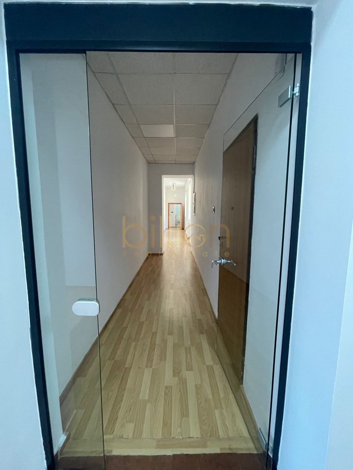 AMBIENT KOMERCIAL ME QIRA TEK BULEVARDI DESHMORET E KOMBIT