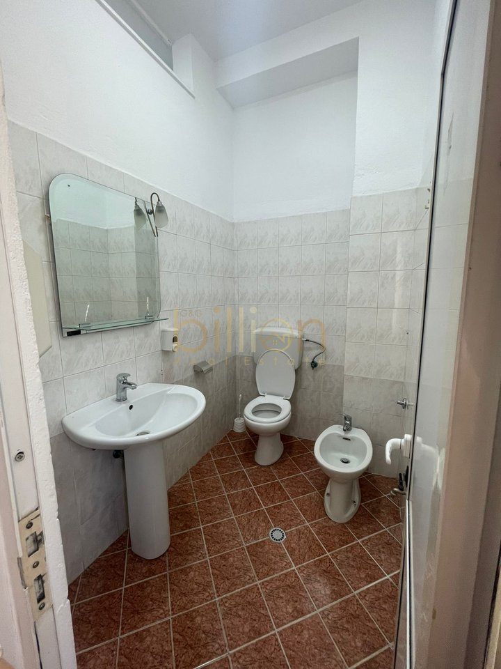 AMBIENT KOMERCIAL ME QIRA TEK BULEVARDI DESHMORET E KOMBIT