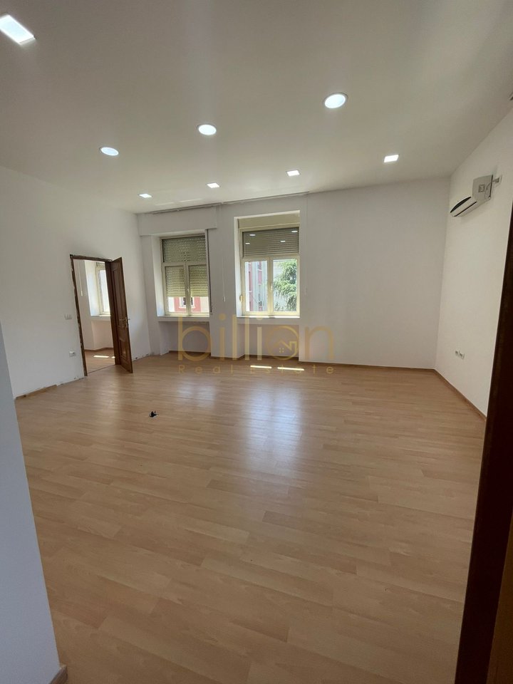 AMBIENT KOMERCIAL ME QIRA TEK BULEVARDI DESHMORET E KOMBIT