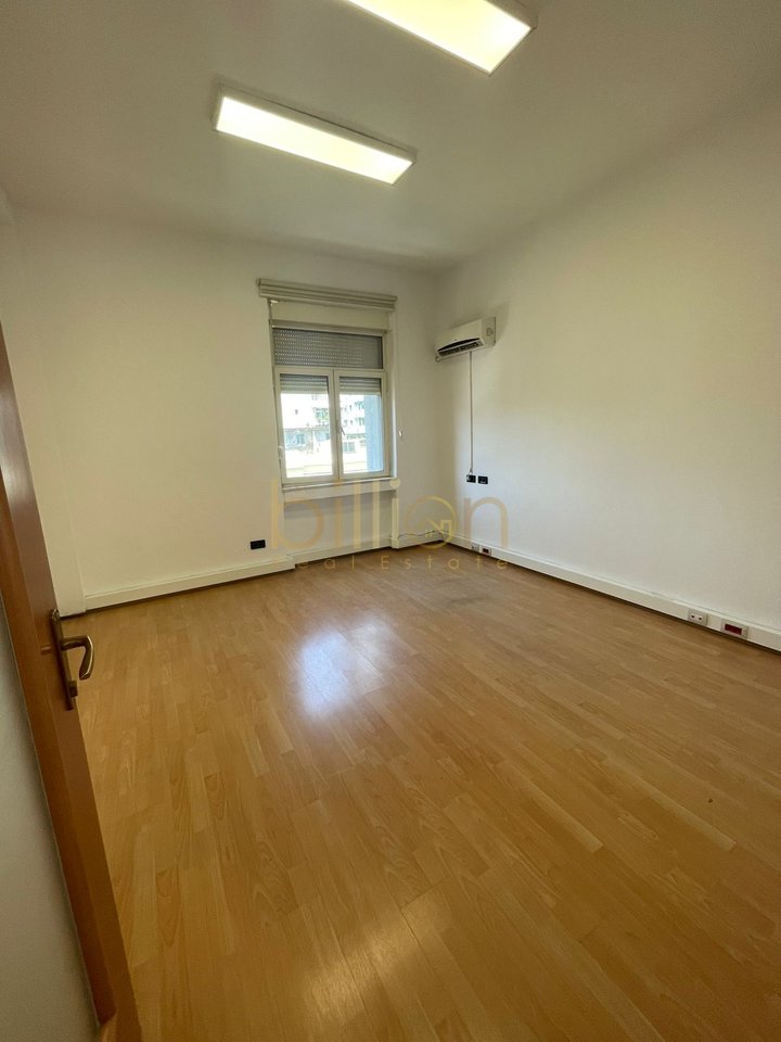AMBIENT KOMERCIAL ME QIRA TEK BULEVARDI DESHMORET E KOMBIT