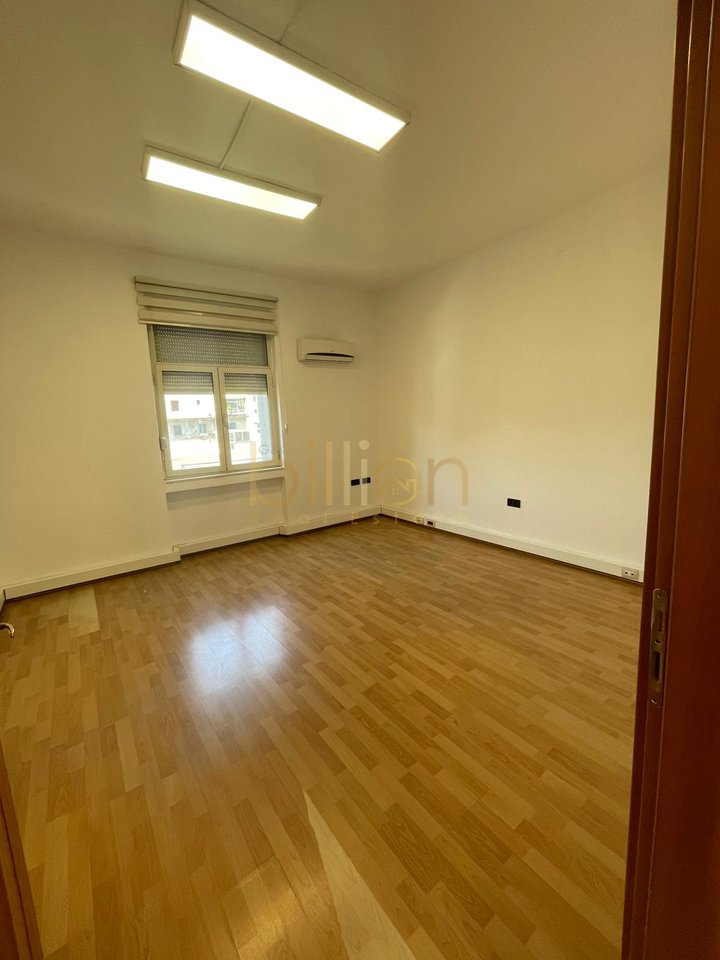 AMBIENT KOMERCIAL ME QIRA TEK BULEVARDI DESHMORET E KOMBIT