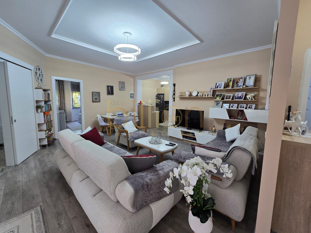 SHITET APARTAMENT 2+1 I MOBILUAR NË FRESK, TIRANË