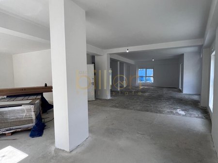 JEPET  AMBJENT KOMERCIAL PER QIRA NE ZONEN E ALI DEMIT.