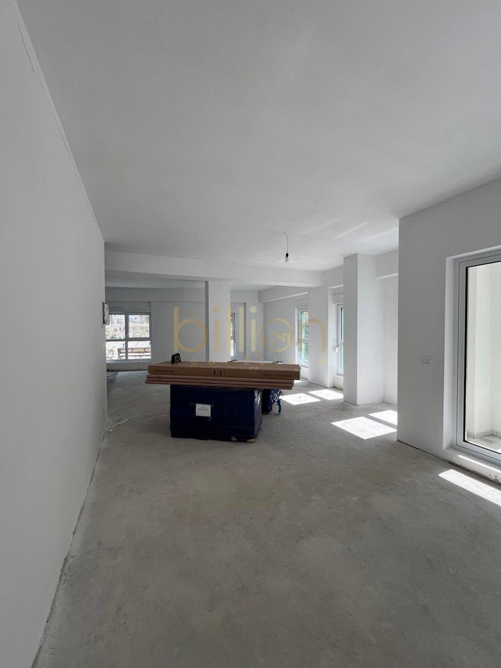 JEPET  AMBJENT KOMERCIAL PER QIRA NE ZONEN E ALI DEMIT.