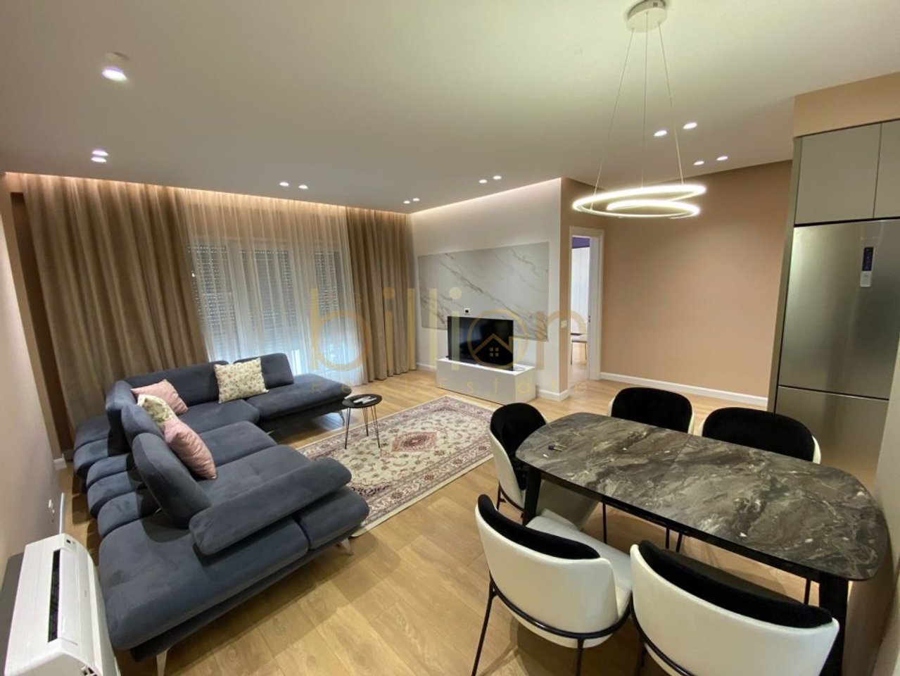 JEPET ME QIRA APARTAMENT 2+1  NE QENDER