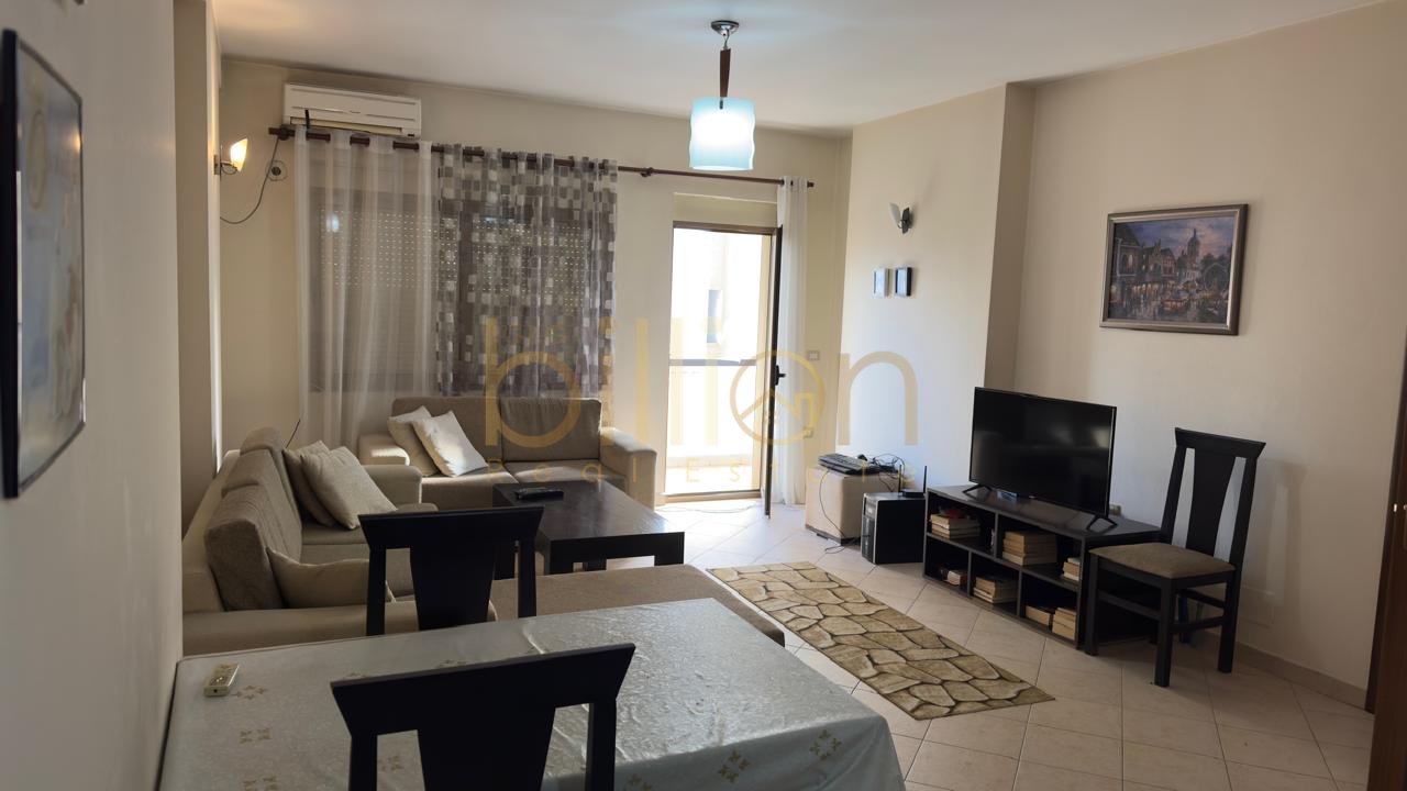 SHITET APARTAMENT 1+1 PRANE SHKOLLES TE KUQE