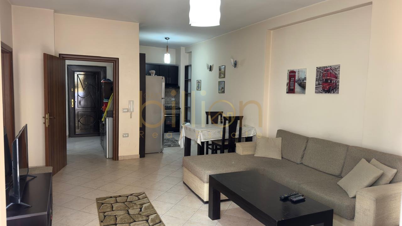 SHITET APARTAMENT 1+1 PRANE SHKOLLES TE KUQE