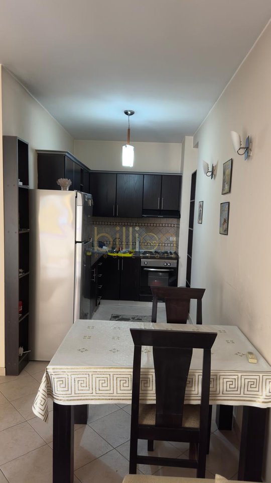 SHITET APARTAMENT 1+1 PRANE SHKOLLES TE KUQE