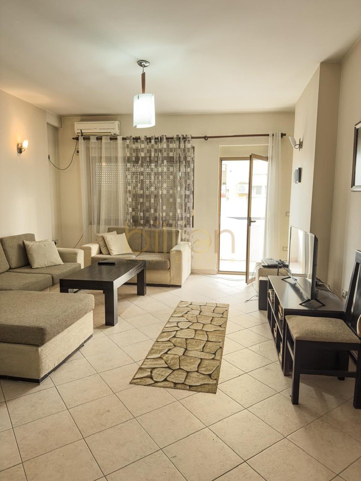 SHITET APARTAMENT 1+1 PRANE SHKOLLES TE KUQE