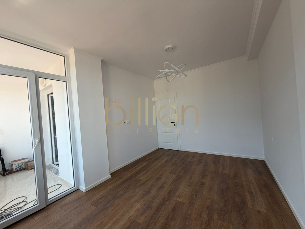 SHITET APARTAMENT 1+1 TEK UNIVERSITETI ZONJA E KESHILLIT TE MIRE .