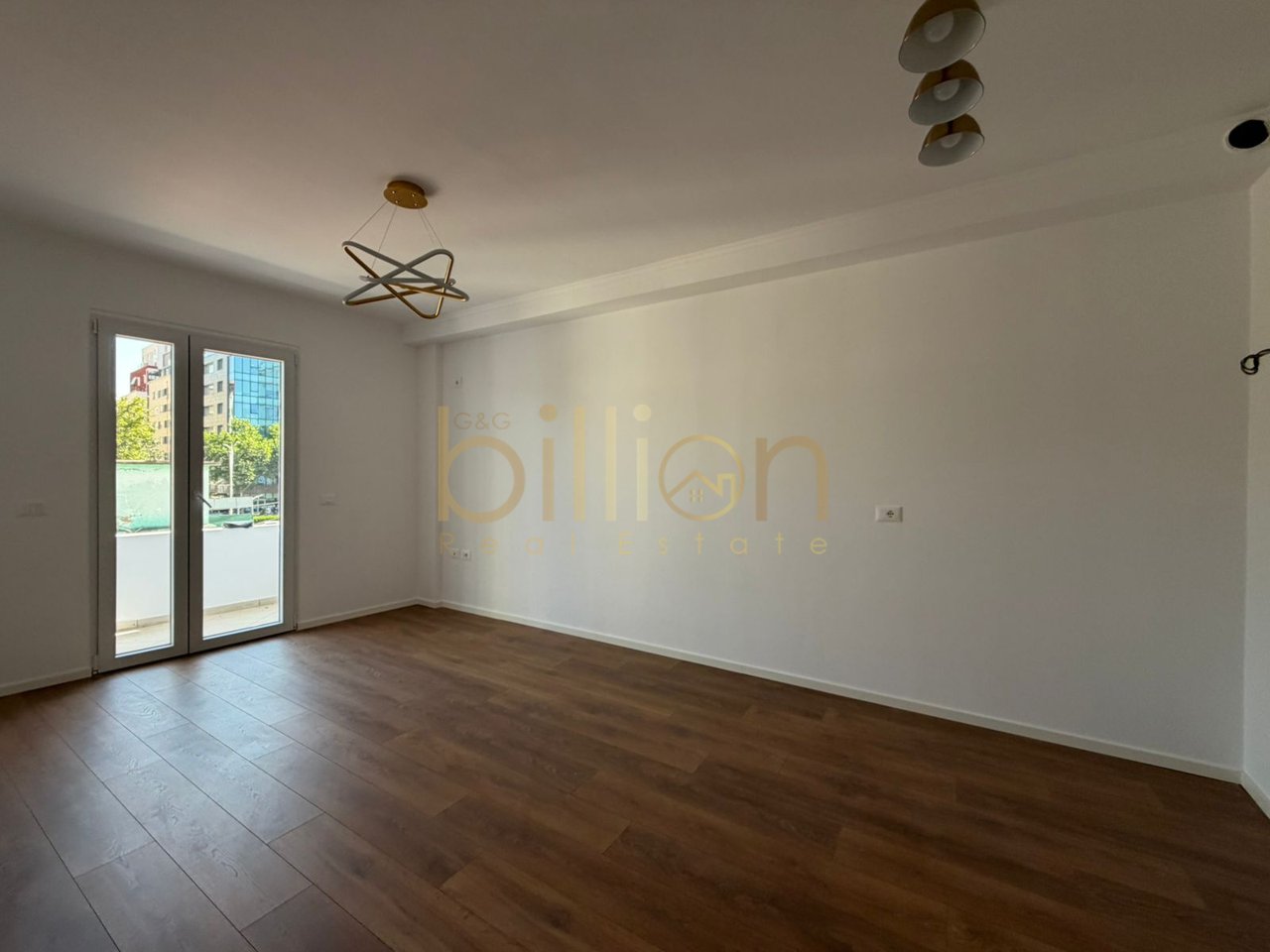 SHITET APARTAMENT 1+1 TEK UNIVERSITETI ZONJA E KESHILLIT TE MIRE .