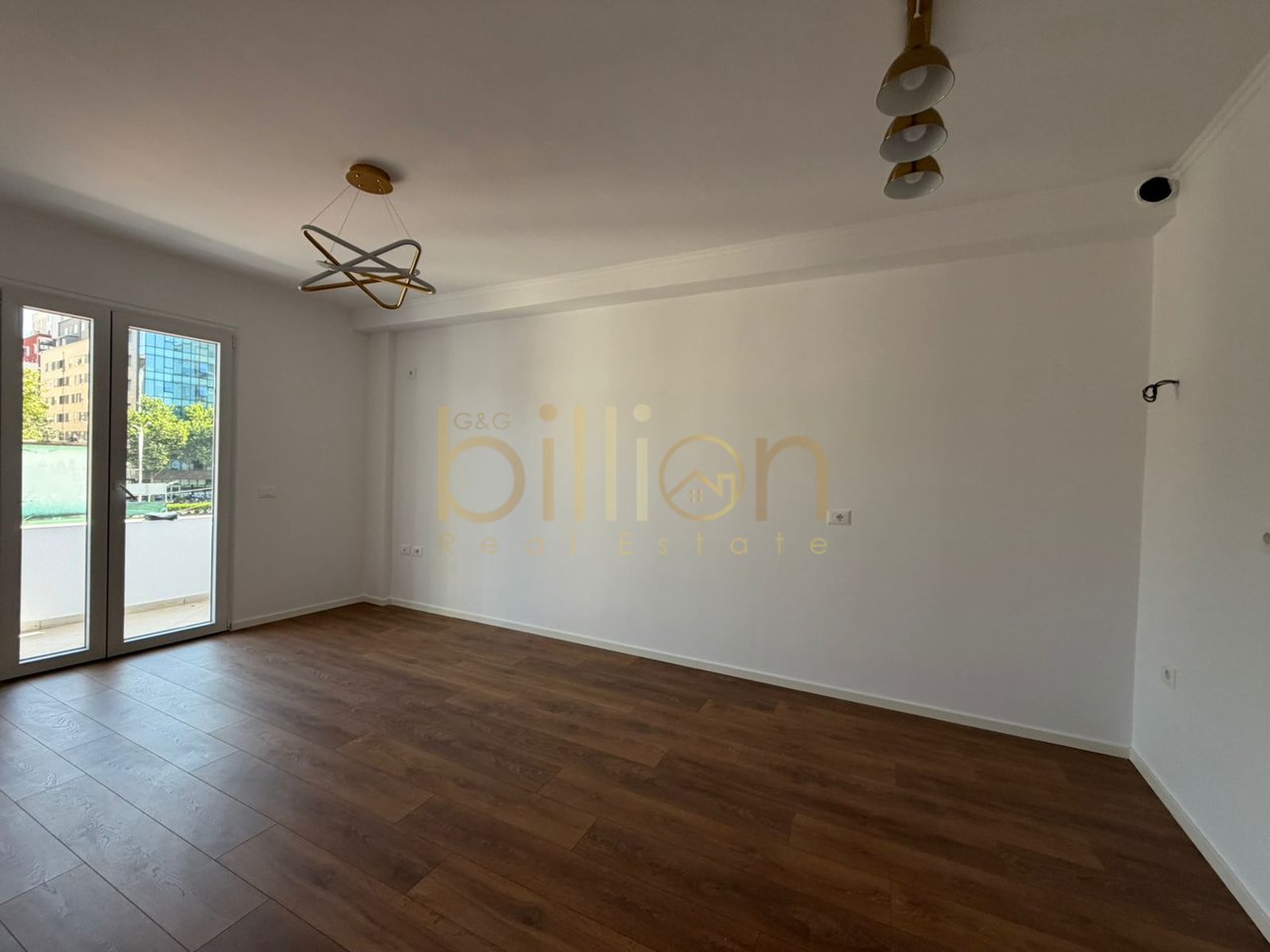 SHITET APARTAMENT 1+1 TEK UNIVERSITETI ZONJA E KESHILLIT TE MIRE .