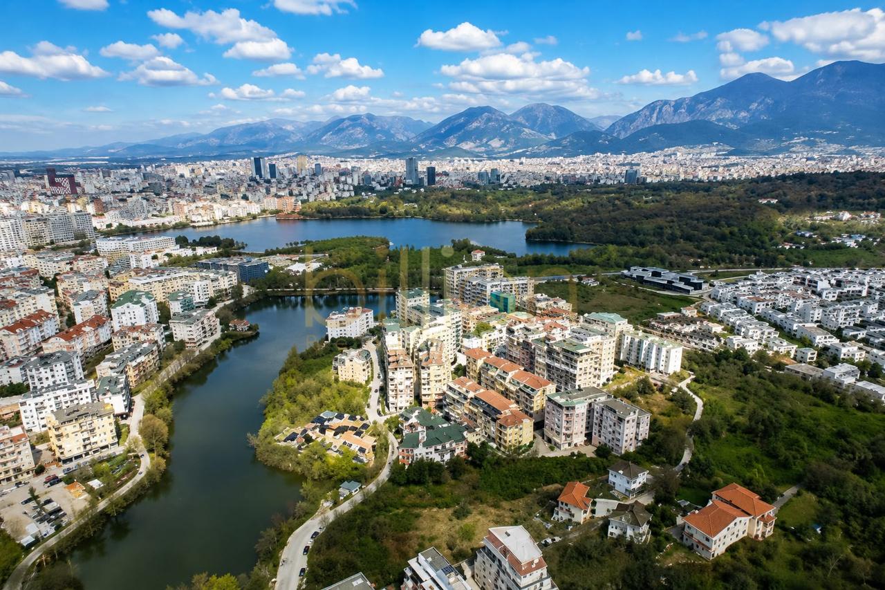 SHITET APARTAMENT 3+1+3 - PRANË KOPSHTIT ZOOLOGJIK, RRUGA PETI