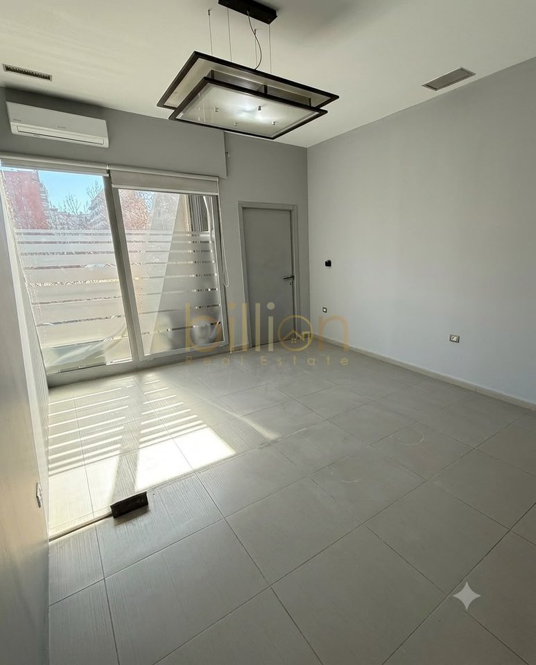 LOCALE COMMERCIALE IN VENDITA, VIA KAVAJES, CONDOR CENTER