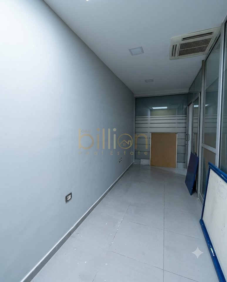 LOCALE COMMERCIALE IN VENDITA, VIA KAVAJES, CONDOR CENTER