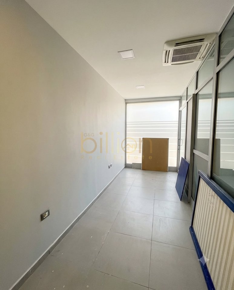 LOCALE COMMERCIALE IN VENDITA, VIA KAVAJES, CONDOR CENTER