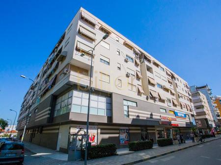 Shitet Apartament 2+1 Tek Komuna e Parisit