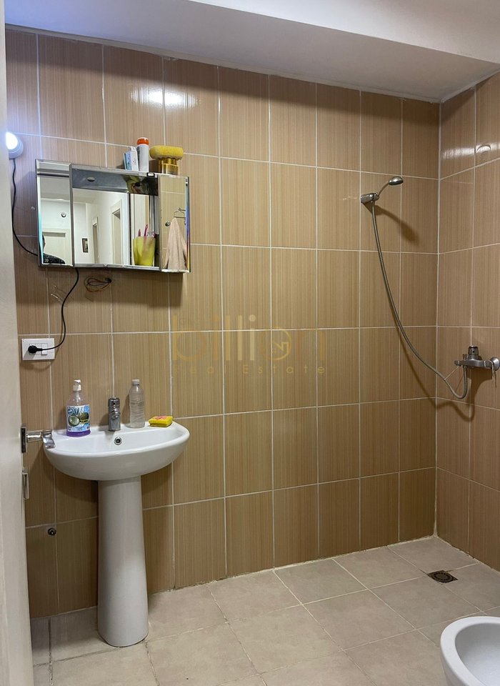 SHITET APARTAMENT 3+1+2 NË RRUGEN  5 MAJI