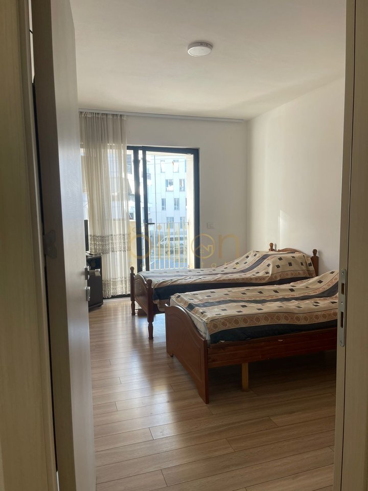 SHITET APARTAMENT 3+1+2 NË RRUGEN  5 MAJI