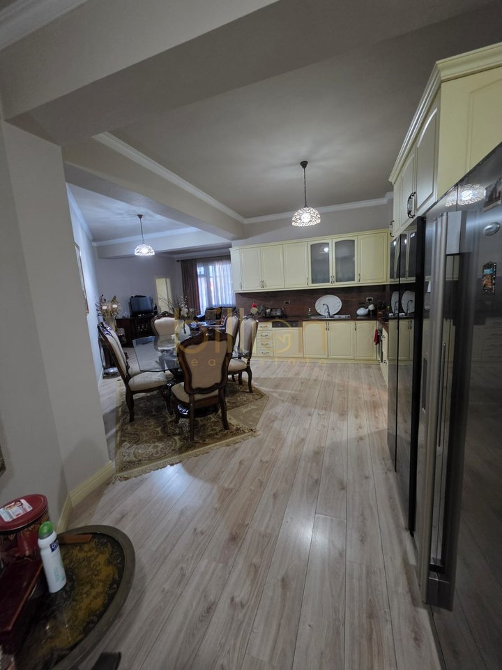 SHITET APARTAMENT 3+1+2 TUALETE RRUGA E KAVAJES