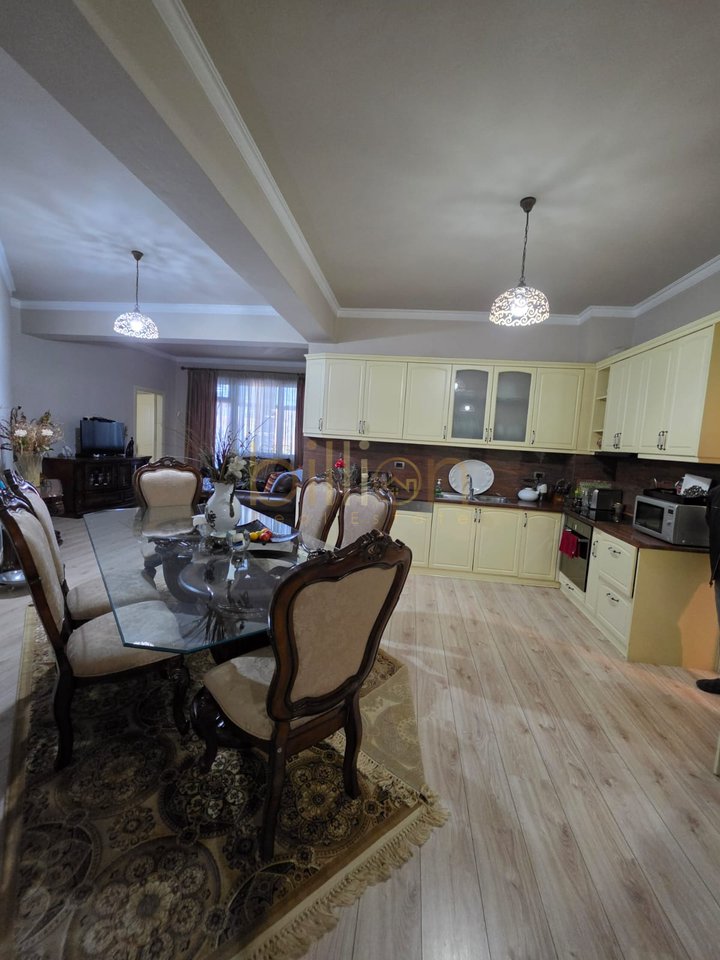 SHITET APARTAMENT 3+1+2 TUALETE RRUGA E KAVAJES