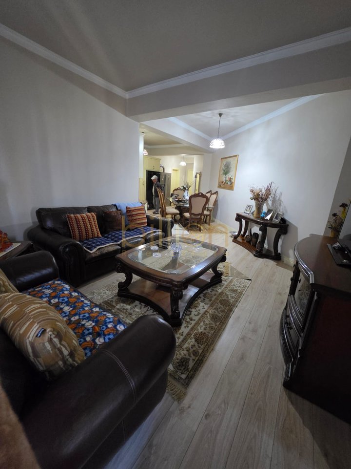 SHITET APARTAMENT 3+1+2 TUALETE RRUGA E KAVAJES