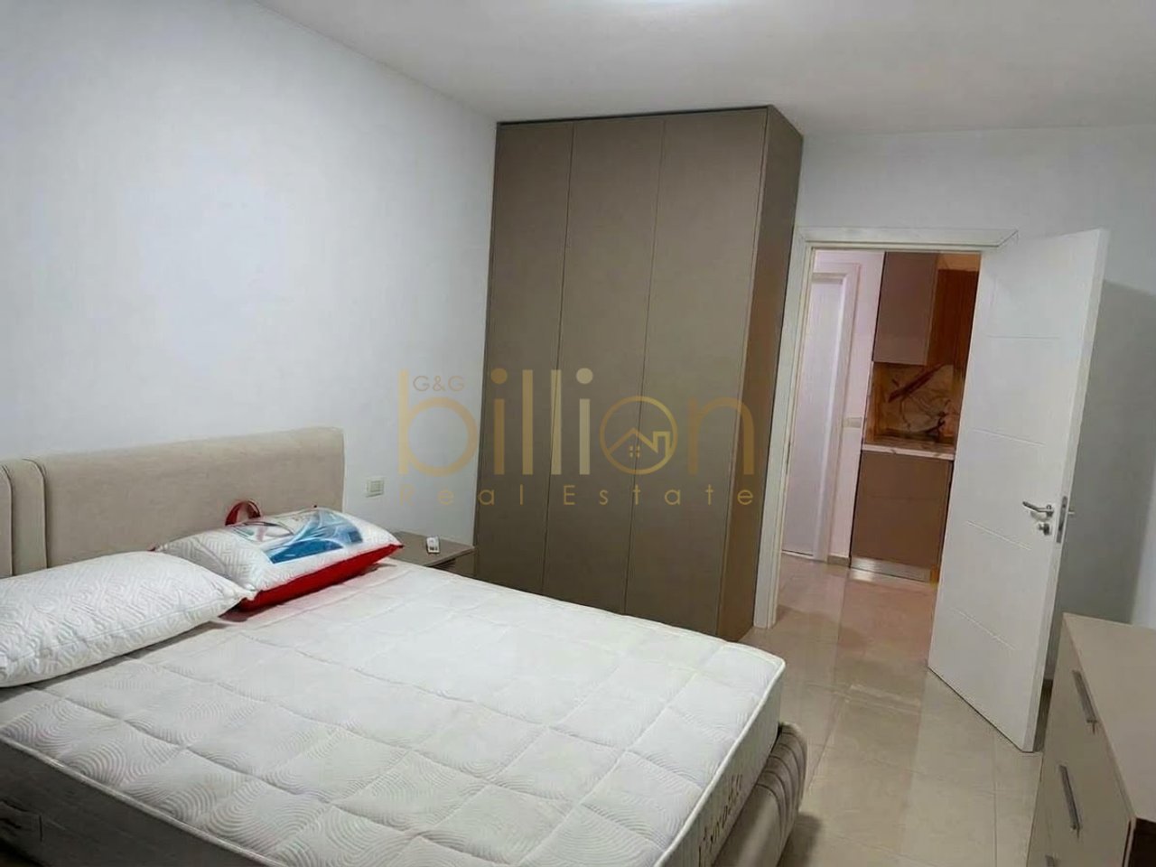 QIRA,APARTAMENT 2+1 TEK RRUGA E DIBRES