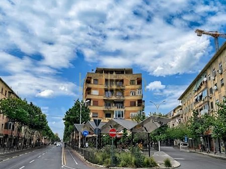AMBIENT BIZNESI ME QIRA – RRUGA E DURRËSIT, prane Kafe Flora