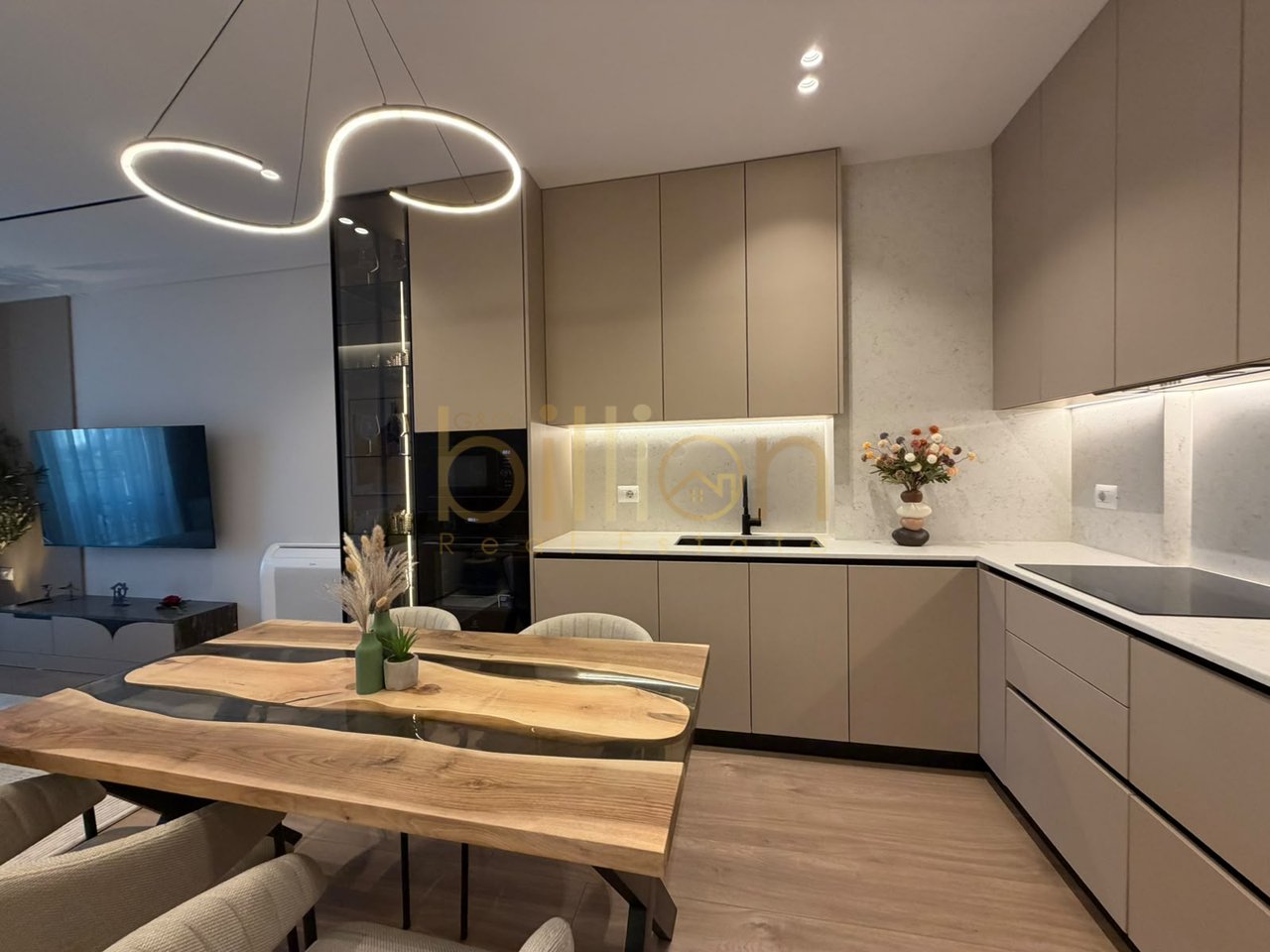 SHITET APARTAMENT SUPER PREMIUM 2+1+2  TEK GOLDEN TOWER, RRUGA MINE PEZA