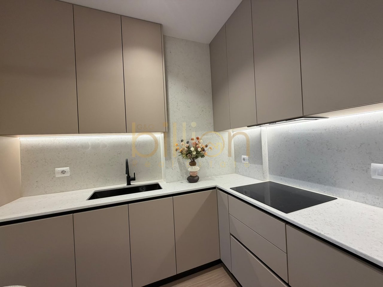 SHITET APARTAMENT SUPER PREMIUM 2+1+2  TEK GOLDEN TOWER, RRUGA MINE PEZA