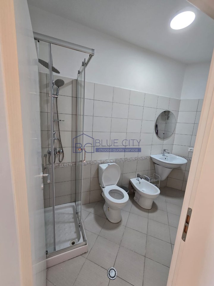 JEPET ME QIRA GARSONIERE TEK SHKEMBI KAVAJES!