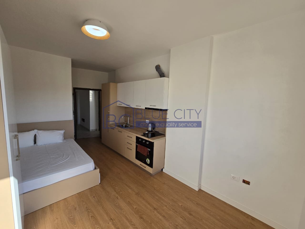 JEPET ME QIRA GARSONIERE TEK SHKEMBI KAVAJES!