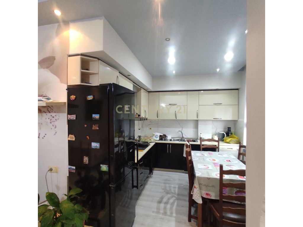 ULET CMIMI NGA 110,000 EURO NE 95,000 EURO! SHESIM APARTAMENT 2+1+2, PRAPA  QENDRES GLOBE. - Century 21 Albania