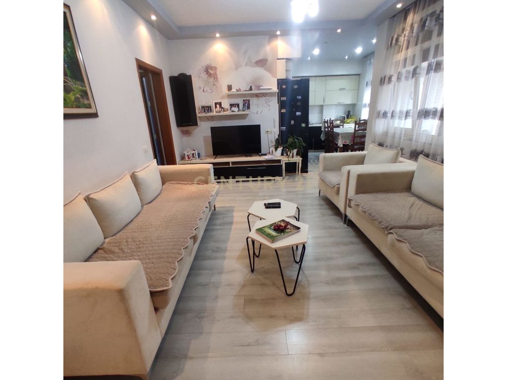 ULET CMIMI NGA 110,000 EURO NE 95,000 EURO! SHESIM APARTAMENT 2+1+2, PRAPA  QENDRES GLOBE. - Century 21 Albania