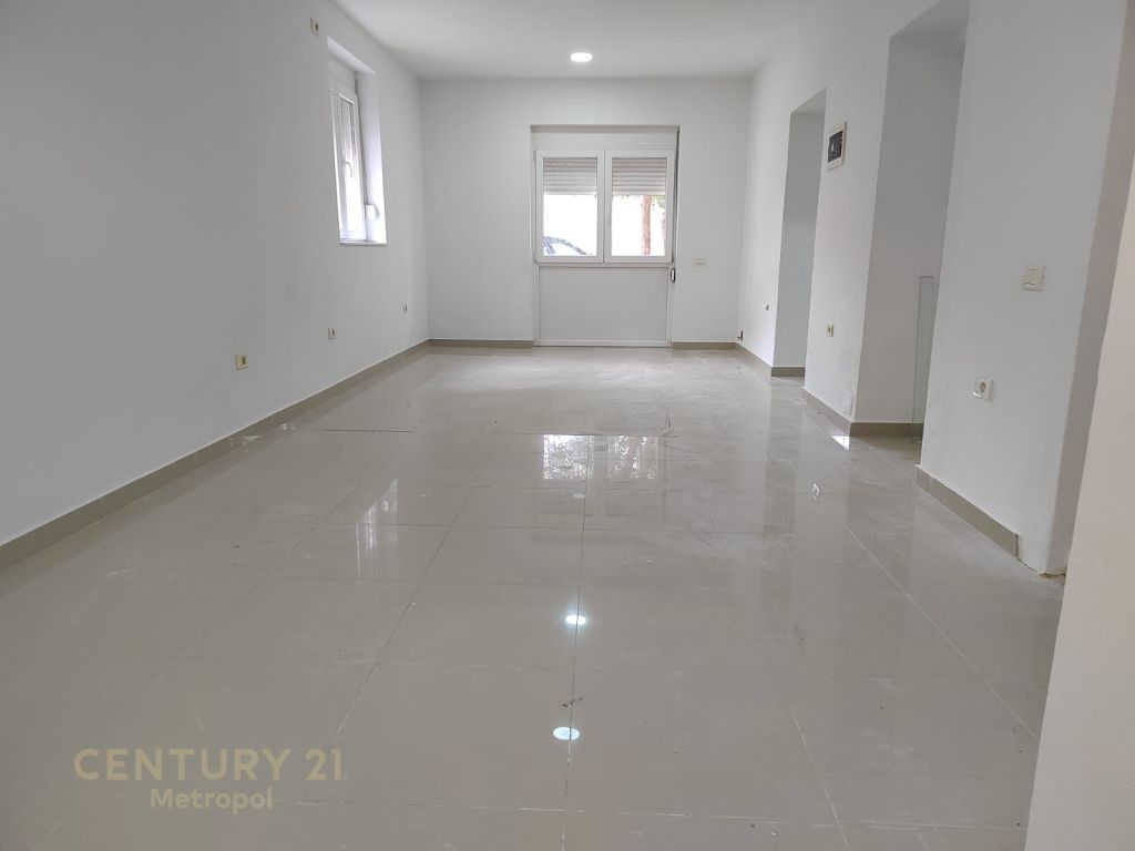 APARTAMENT NE SHITJE I PERSHTATSHEM PER AKTIVITET TEK MINE PEZA