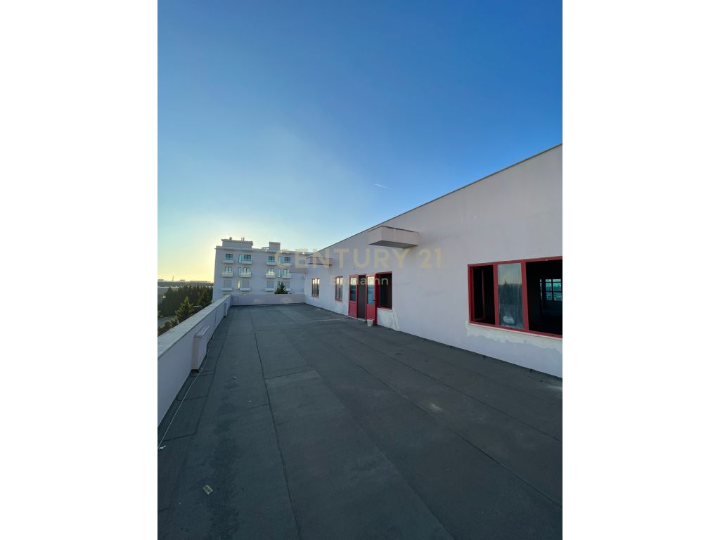 Jepet me qira ambient në Autostraden Durrës Tiranë 1500€ 450 m²