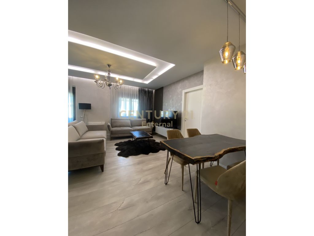 Jepet me Qera Apartament 2+1+2 Poste Parkimi - Century 21 Albania