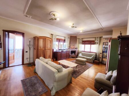 PAPAFINGO NE SHITJE PRANE GJIMNAZIT ''ALI DEMI''