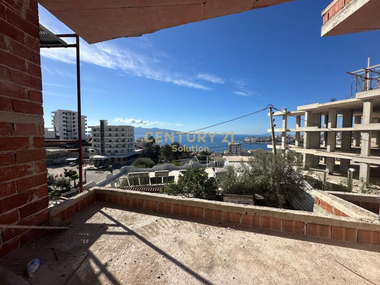 OKAZION !!!  SHITET APARTAMENT 2+1+2 ME PAMJE NGA DETI NE SARANDE !
