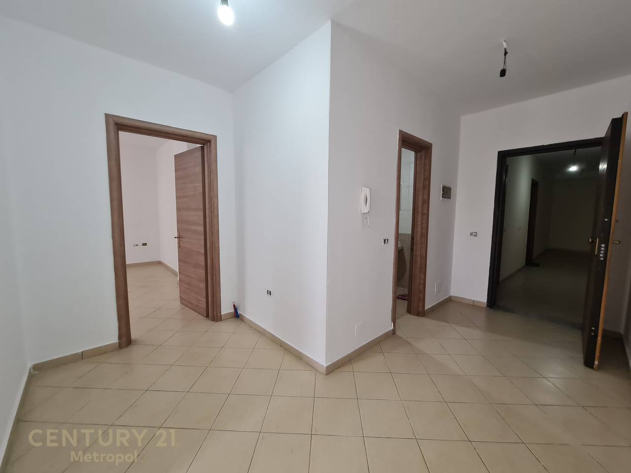 SHES APARTAMENT 1+1 ME VERANDË PRANË MARKET VIVA-RRUGA DON BOSKO!