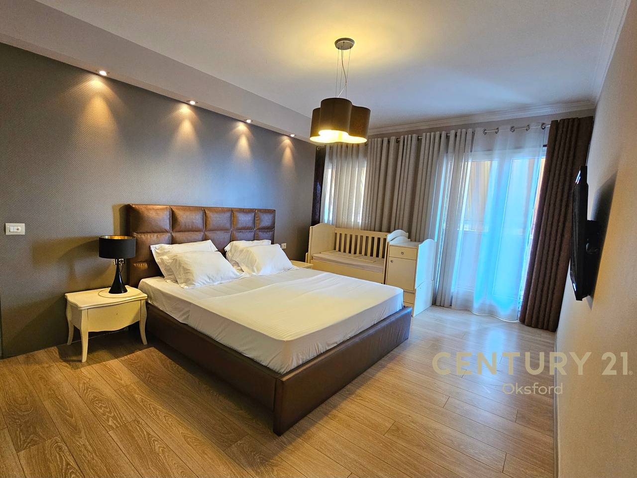JEPET ME QIRA PENTHOUSE DUPLEKS 4+1+3 NE FRESK ( NGJITUR ME RESTORANT FRESKUN )