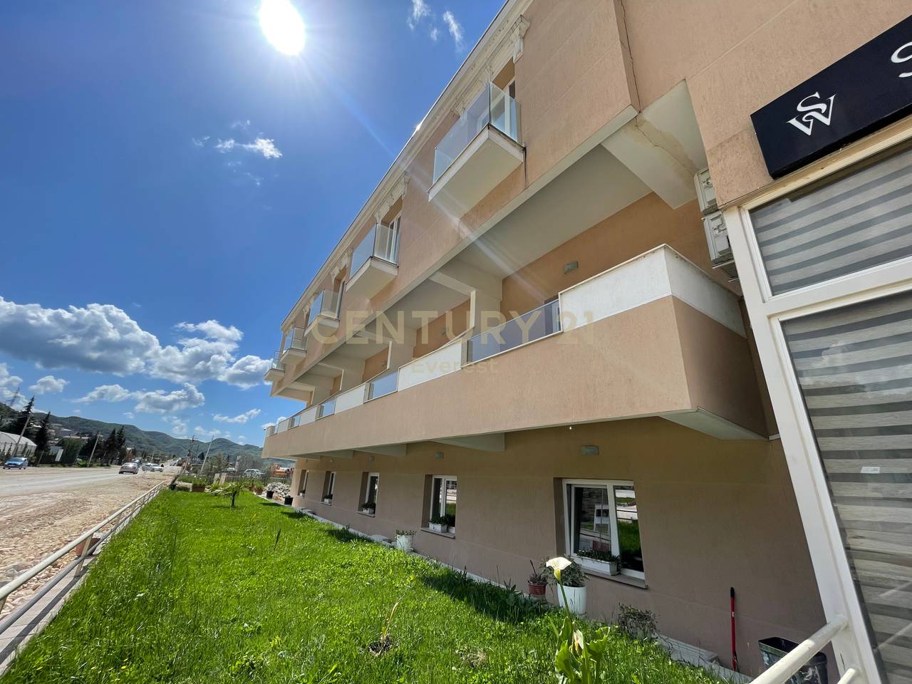 BUSINESS PREMISES FOR RENT ON TIRANA-NDROQ ROAD.
