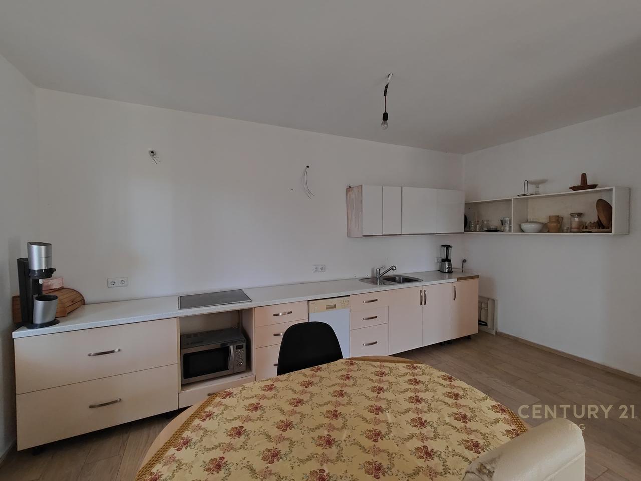 Vilë 4+2+2 Për Shitje në Prezë! 1260 m2 Toke!
